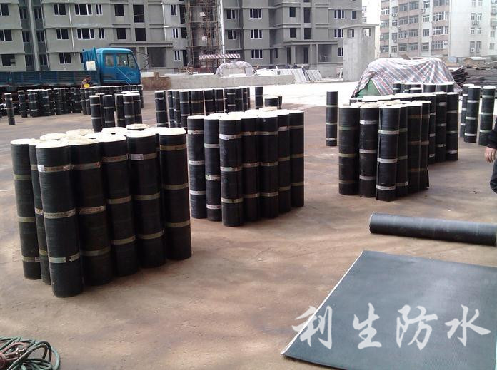 屋面堆放卷材準(zhǔn)備施工
